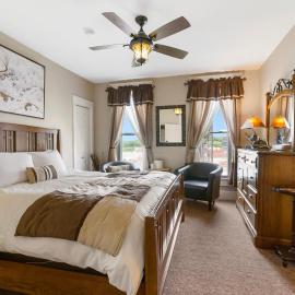 Historic Branson Hotel - Buck Bungalow Room with King Bed - Downtown - FREE TICKETS INCLUDED, hotel v destinaci Branson