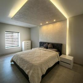Bright Modern Apartment with Rooftop, hotel em Mqabba