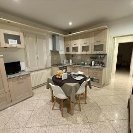 Sotto il Borgo Apartments, hotelli kohteessa Iesi