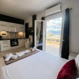 Mediterranean Port Suite, hotel in Agios Rokkos