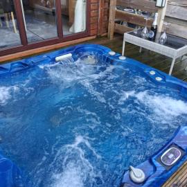 Redwood lodge with luxury hot tub at Three lochs holiday park, hotel in Balminnoch