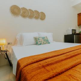 Bali-Inspired Studio Mins from Airport, hotel sa Arima