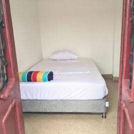 Cama nueva doble con balcón cerca del parque principal, hotel in La Ceja