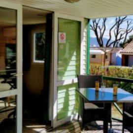 Cozy Mobil Home avec Terrasse pour 2 à La Seyne-sur-Mer - API-1-52-929, hotel in La Seyne-sur-Mer