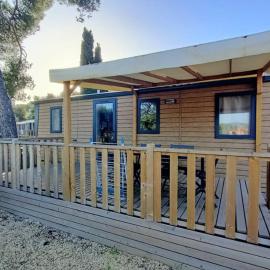 Mobil-home spacieux avec terrasse à Six-Fours-les-Plages - API-1-52-867, hotel in Six-Fours-les-Plages