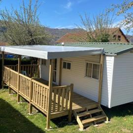 Mobil-home cosy 5 pers avec terrasse - API-1-52-1240, hotel in Vic-sur-Cère