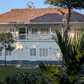 Meghamalhar: Mānantoddy şehrinde bir otel