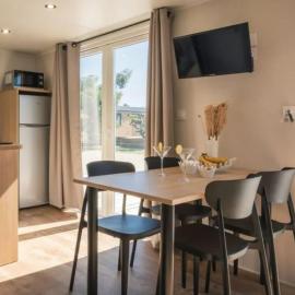 Mobil Home 5 pers avec Terrasse à Agde - API-1-52-1655, hotel in Cap d'Agde