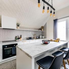 Artos Stays-Modernised Victorian Masterpiece with City View Sunroom!