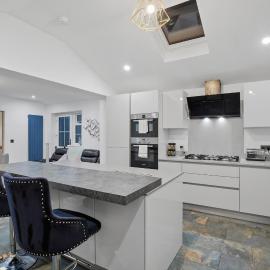 Spacious Modern 4BR Home 2 Luxury Bathrooms Private Parking Near M54, M6, JLR & WV1