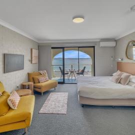 Beachside Studio Steps from Caseys Beach