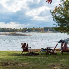 Lakefront Sand Bay Resort with Private Beach and BBQ, hotel Nobelben