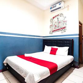 RedDoorz Plus near Universitas Indonesia, hotel in Jakarta