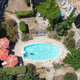 La Parenthèse du Var - Chambre d'hôtes petits déjeuners inclus et terrasse ombragée، فندق في Saint Antonin du Var