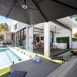 Spacious 3-Bedroom Retreat with BBQ and Pool, Hotel in Coolum Beach