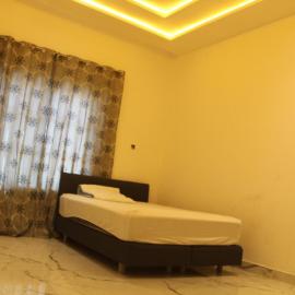 MB Properties - situated behind Dalaba Estate about 500 meters from the famous OIC road، فندق في Madina Sey Kunda