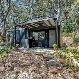KW Treehouse Luxury Private Farm Escape for 2 with Walking Trails، فندق في Upper Sturt