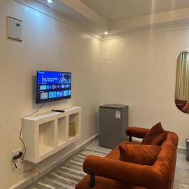 Modern Budget Studio with Workspace, Near Transit, hotel v destinaci Rungiri