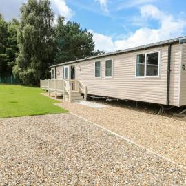 Paws & Paths: A 3-Bedroom Retreat in Fritton