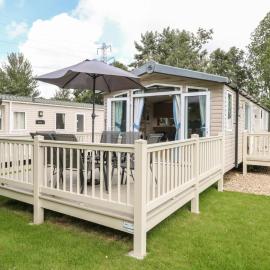 Paws & Paths: A 3-Bedroom Retreat in Fritton
