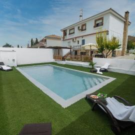 Magnificent villa: 2 private pools, BBQ, garden & parking. 13 per. In Padul, hotell i Granada
