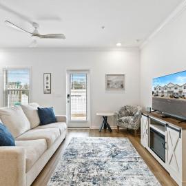Family home near boat launches, beaches, and The Wharf! King bed, sleeps 8!, hotell i Orange Beach