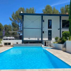 Appartement 2-4 pers. piscine, entre Aix et Cassis โรงแรมในLa Destrousse