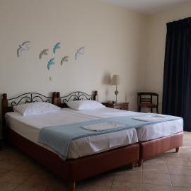 Ενοικιαζόμενα δωμάτια Ζουζουλή, hotel in Rovies