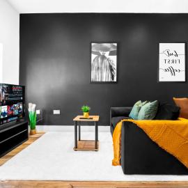 Spacious Apartment - Street Parking - Smart TV - Netflix 49G โรงแรมในเฮลโซว์เอ็น