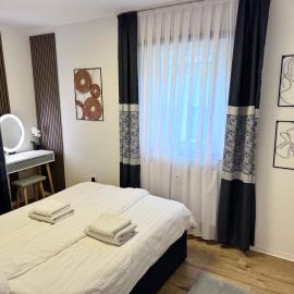 Best Central Apartment - am Marktplatz - Up to 5 - Next to Frankfurt and Hanau - Coffee and Snacks - Netflix, Prime, Disney, Hotel in Nidderau