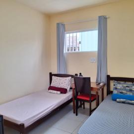 Quarto UP perto do Centro e Praias AR TV Wifi Cozinha Lavadora