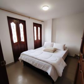 Habitación con cama nueva doble y balcón privado cerca del parque principal, hotel in La Ceja