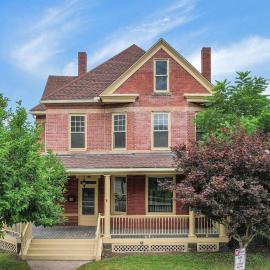 The Hazelton in Downtown Lancaster's Historic District: Lancaster şehrinde bir otel