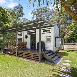 Rural Oasis - Tiny Home 2BR Cabin & Outdoor Firepit Experience, hotel in Palmwoods