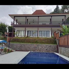 Villa Brown Cisarua, hotelli kohteessa Paragajen