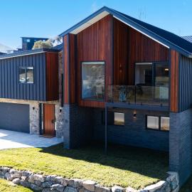 Rawson Retreat - Spa, EV outlet and Premium Luxury, hotel in Jindabyne