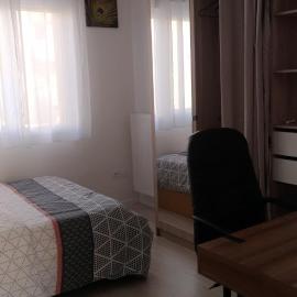 Belle chambre dans une charmante et grande maison duplex neuve et bien aérée, hotel a La Verrière