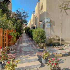 1022 · Cozy 2BR Townhouse with Private Backyard, hotelli kohteessa Sheikh Zayed