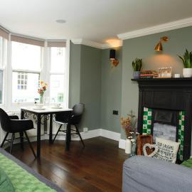 Perfect Location, 2 Floors - 2 Bedrooms - Lanes, Beach, Shops and City