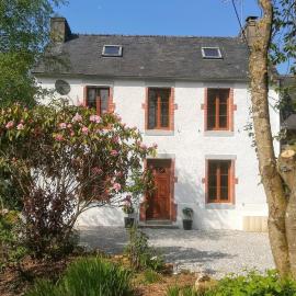 Country Cottages Brittany - Chestnut House、Pauleのホテル