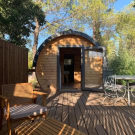 Hébergement insolite en tonneau, jacuzzi & piscine