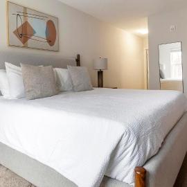Landing Incredible 2BD Yoga Studio Gym, хотел в Vernon