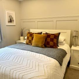 Holly Lodge - 2 x Kingsize bedrooms with private entrance and free parking-new shower room, отель в Обане