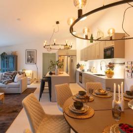 Stylish Home for 9 Guests - Balcony - Nature Views, hotelli kohteessa Båstad