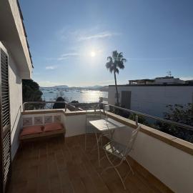 Ático con terraza y vistas al mar en primera línea