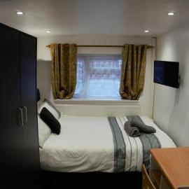 Quiet Studio with Workspace Shared Entrance for Contractors and Business Travellers, hotel u gradu Koventri