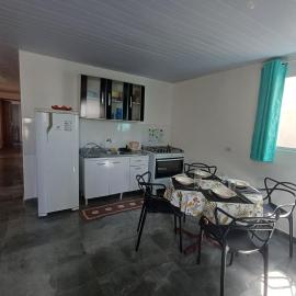 Casa simples a 375 mts da praia, hotel a Matinhos