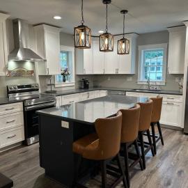 Luxury Downtown Cedar Falls Retreat - Pool Table - Outdoor Dining - Sleeps 12, hotel i Cedar Falls