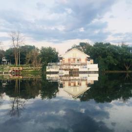 Unique Waterfront House 4 BDRs, Near MTL, Fishing, hotel u gradu Laprairie