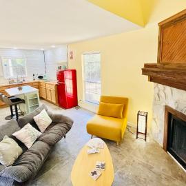Cabin Getaway with balcony and yard walk to Lake Somerville!, Hotel in Somerville
